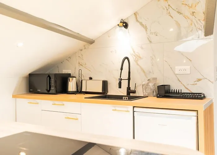 Nid Douillet Sous Les Combles *